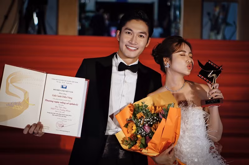 Đình Tú - Phan Minh Huyền hạnh phúc khi phim đoạt giải.