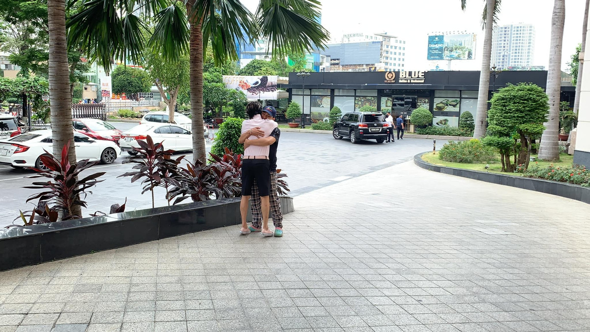 Chia sẻ loạt ảnh cũ cùng Hoài Lâm, Đàm Vĩnh Hưng viết: "Ta tiếc cho em... Lâu lắm rồi showbiz VN mới xuất hiện một người như em. Thanh sắc vẹn toàn tuyệt đối! Hiền lành, không mưu mô, không toan tính, chưa một lần thấy được nét mặt giận dữ ra sao, lúc nào cũng nụ cười hiền khô, dễ thương, nhẹ nhàng... Lần nào gặp tôi, em cũng khoanh tay chào làm tôi vô cùng hãnh diện và hạnh phúc". Ảnh: FB ĐVH