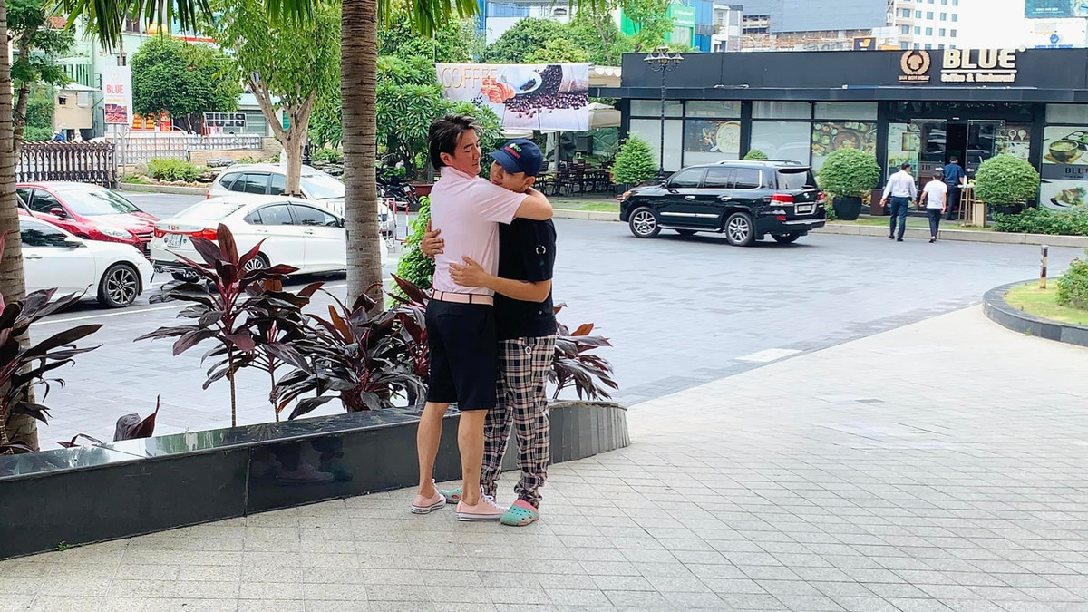 Mr Đàm chia sẻ: "Tài năng thì phải xếp em vào hạng xuất chúng! Em là nam ca sĩ duy nhất khiến cho tôi phải tập trung và cẩn thận nhiều nhất khi hát cùng em... Đơn giản là em hát quá hay, quá ngọt, quá êm... quá đáng nghe. Em là nam ca sĩ duy nhất khiến tôi phải trở lại phòng thu để thu lại phần hát của mình sau khi thu âm cùng em. Em có khả năng siêu tuyệt vời khi em muốn giả giọng ai đó... Là người duy nhất trong hàng ngàn nghệ sĩ từ trong nước ra hải ngoại mà có thể hát và giả giọng của nghệ nhân Hà Thị Cầu và nhiều danh ca khác khiến công chúng, giới chuyên môn phải ngả mũ". Ảnh: FB ĐVH