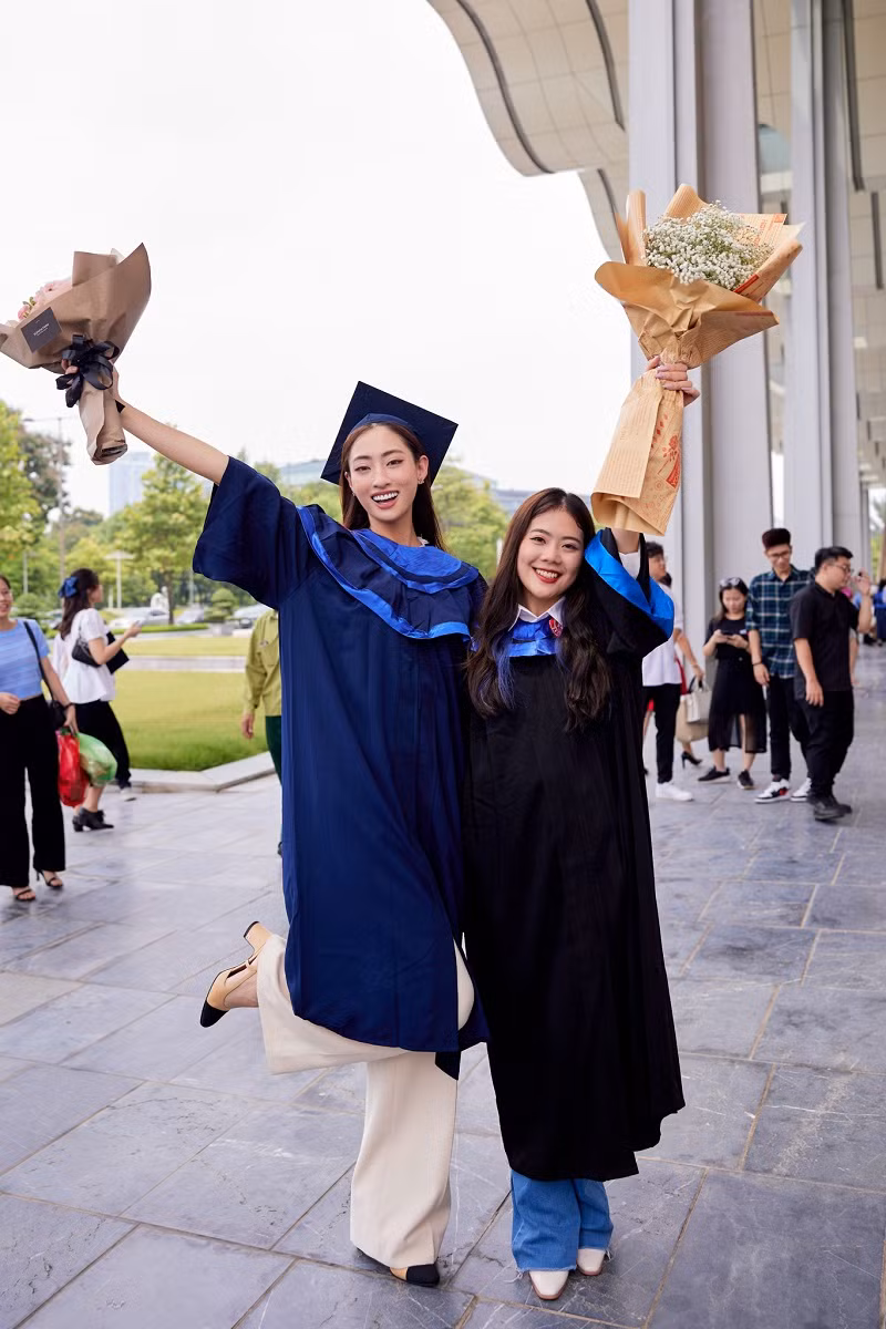 Cô chia sẻ: “Linh luôn tận dụng triệt để thời gian để học tập, những lúc chờ máy bay hay ngồi trên máy bay, Linh thường mang theo sách và giấy ghi chú để có thể ôn tập bài học”.