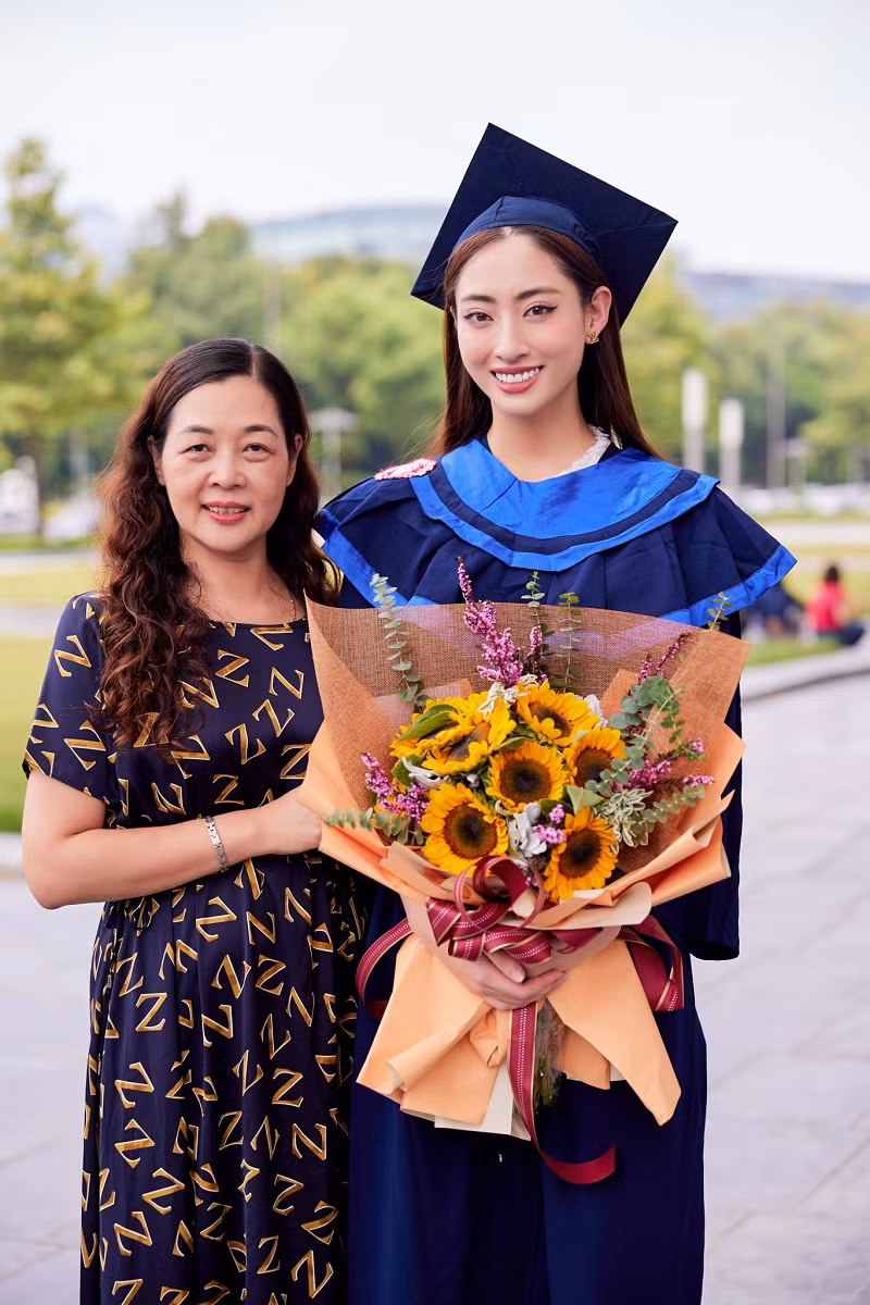 Bên cạnh đó Miss World Vietnam 2019 cũng tiết lộ, mẹ chính là người tạo động lực, kèm cặp và đầu tư cho cô ngay từ khi còn nhỏ. Nhờ có sự nghiêm khắc và luôn dõi theo từ mẹ mới có một Lương Thuỳ Linh như hiện tại.