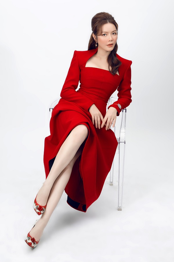 Lý Nhã Kỳ chia sẻ: “Tôi đòi hỏi sự hoàn hảo trong cuộc sống đến mức khắc nghiệt… Hạnh phúc cũng vậy, tôi luôn hy vọng mình hạnh phúc trọn vẹn, vĩnh cửu. Tôi như sống trong chuyện cổ tích vậy”.