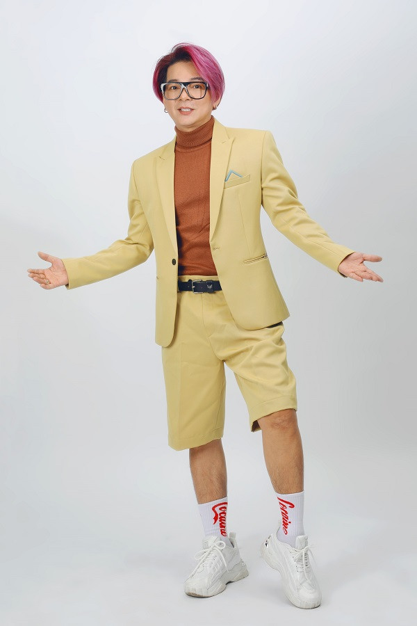 Nam ca sĩ cũng thẳng thắn nhận xét về đàn em: “Em bị sách vở, bệnh mơ mộng quá. Những người mơ mộng thì không bao giờ hạnh phúc được vì sự kỳ vọng thái quá. Em nên yêu bản thân mình hơn”.