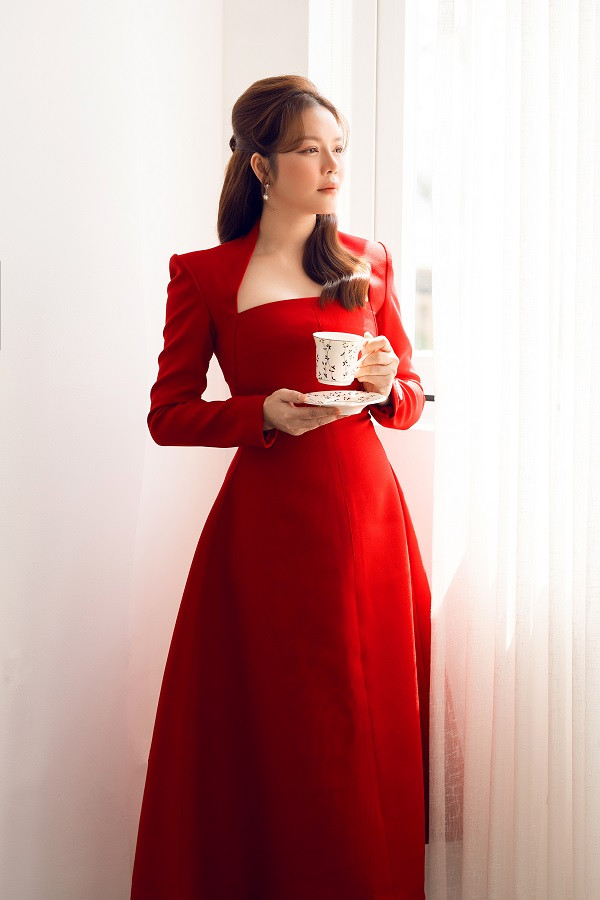 Trong cuộc trò chuyện, Lý Nhã Kỳ cũng khiến Vũ Hà sốc khi tiết lộ cô không hề biết trang điểm, làm tóc, thậm chí là tự nấu mì ăn. Đi đâu, cô cũng đưa cả ê-kíp theo để chăm sóc vì sợ đơn độc và không giỏi lo liệu mọi thứ.