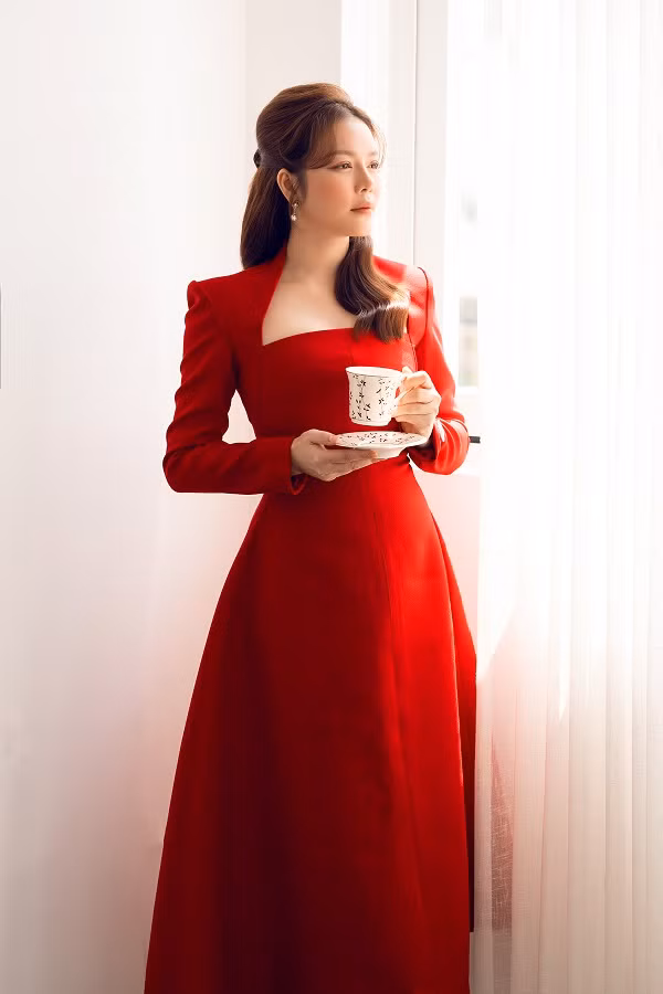 Trong cuộc trò chuyện, Lý Nhã Kỳ cũng khiến Vũ Hà sốc khi tiết lộ cô không hề biết trang điểm, làm tóc, thậm chí là tự nấu mì ăn. Đi đâu, cô cũng đưa cả ê-kíp theo để chăm sóc vì sợ đơn độc và không giỏi lo liệu mọi thứ.