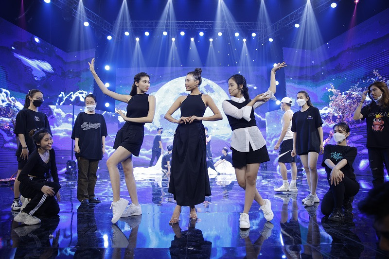 Hoa Hau Thuy Tien gay bat ngo khi tham gia Tao Xuan 2022-Hinh-2