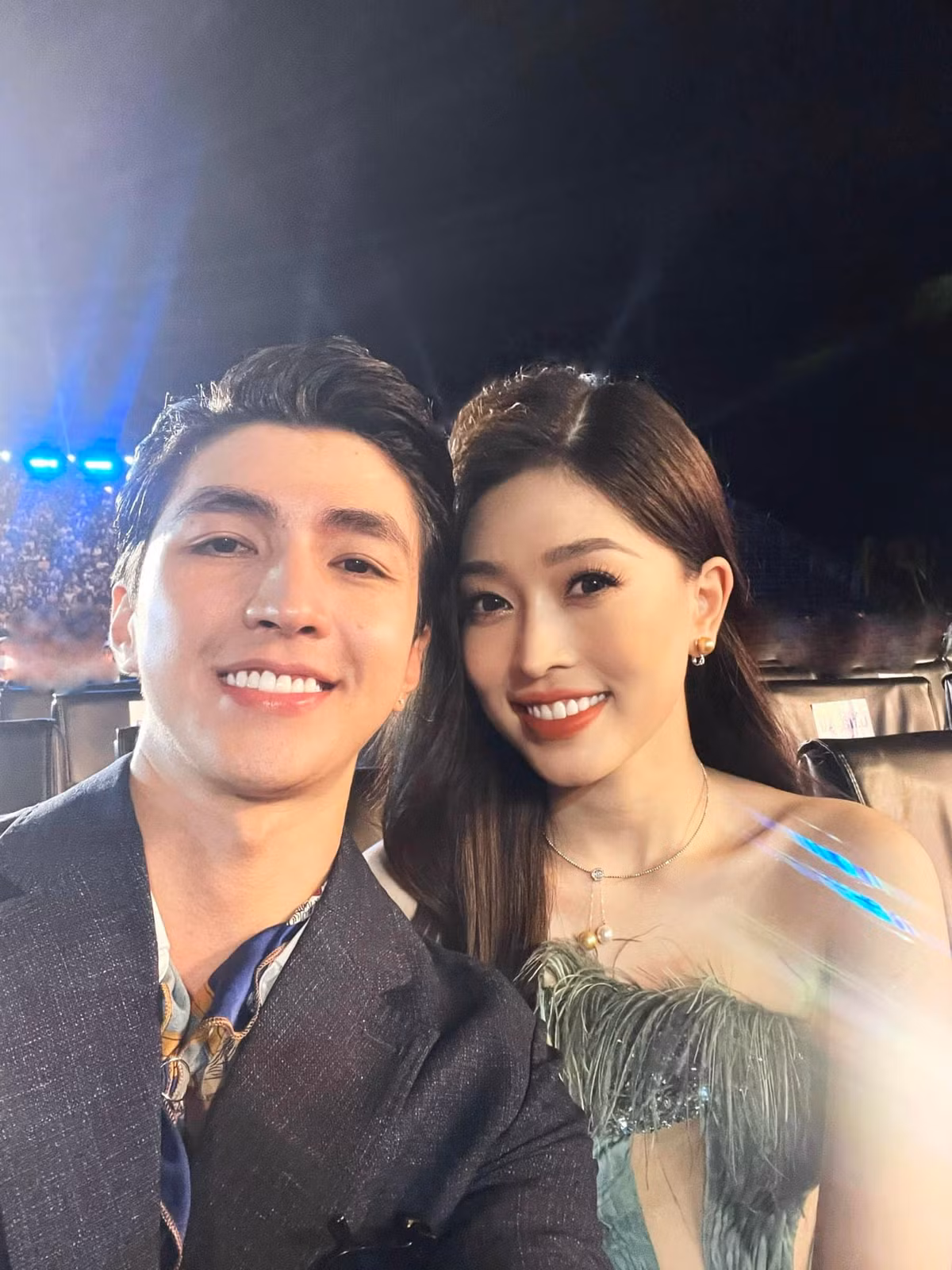 Trong thời gian hẹn hò, cặp đôi thường xuyên xuất hiện bên nhau, không ngại thể hiện tình cảm, sự quan tâm đến đối phương.