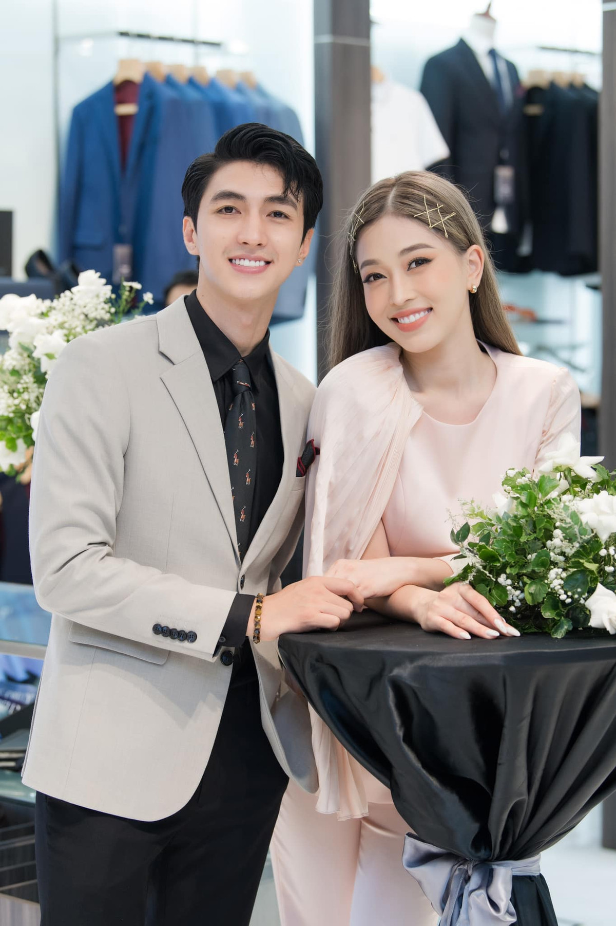 Phương Nga - Bình An là cặp đẹp đôi của Vbiz. Cả hai được phát hiện hẹn hò năm 2018 khi nam diễn viên đến cổ vũ Phương Nha thi Hoa hậu Việt Nam.