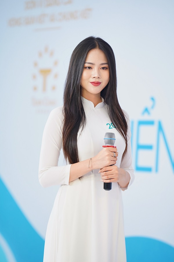 Nhiều thí sinh chọn trang phục áo dài trắng háo hức có mặt từ sớm tại buổi gặp gỡ cùng Ban giám khảo ở khu vực miền Bắc.