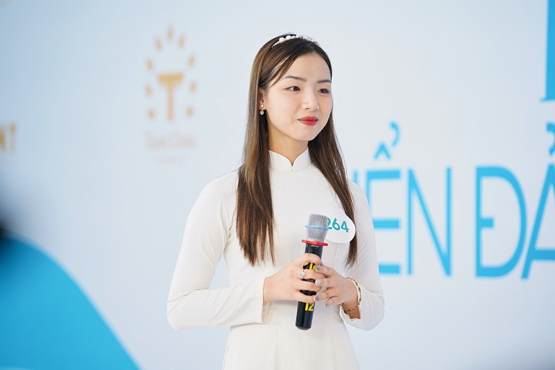 Những cô gái ở độ tuổi 18-20 thể hiện sự hồi hộp lần đầu tham gia cuộc thi sắc đẹp.