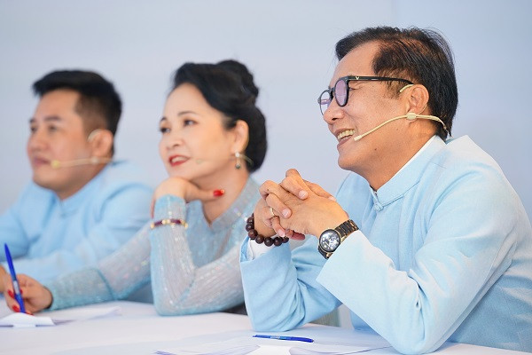 Trong khi đó, NSND Trọng Trinh – Trưởng Ban giám khảo chia sẻ: “Hôm nay là ngày làm việc vô cùng khó khăn của tôi và các thành viên Ban giám khảo. Chất lượng thí sinh càng đồng đều thì Ban giám khảo càng khó khăn hơn để lựa chọn các thí sinh vào bán kết với hàng trăm thí sinh vô cùng xinh đẹp và tri thức”.