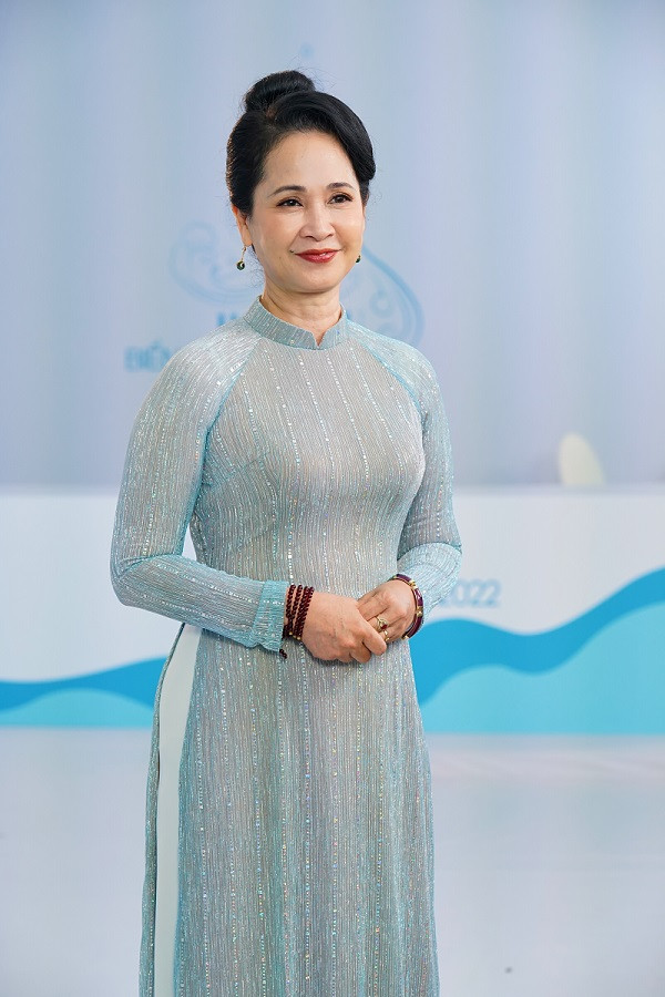 “Me chong” NSND Lan Huong cham thi Hoa hau Bien dao Viet Nam 2022