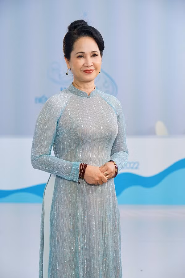 “Me chong” NSND Lan Huong cham thi Hoa hau Bien dao Viet Nam 2022