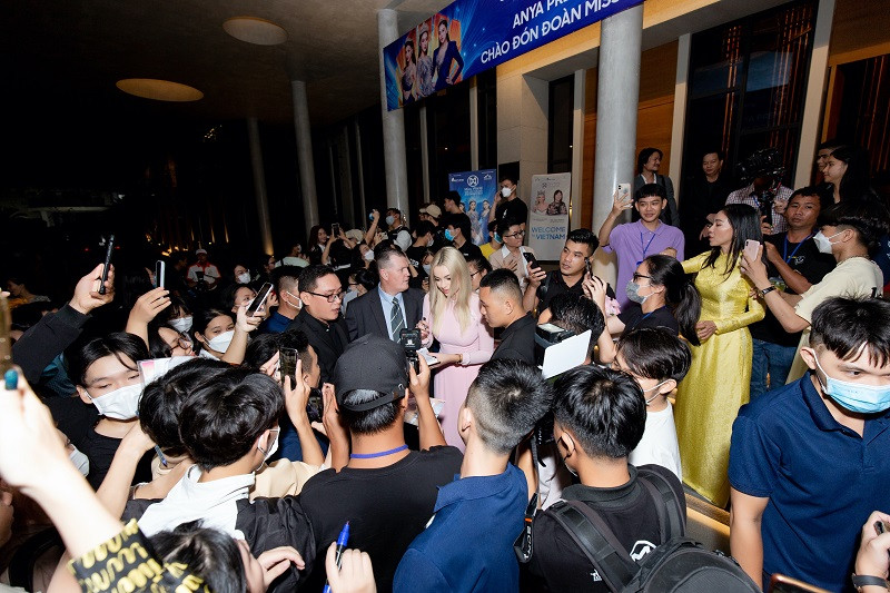 Người đẹp được chào đón nồng nhiệt khi xuất hiện.