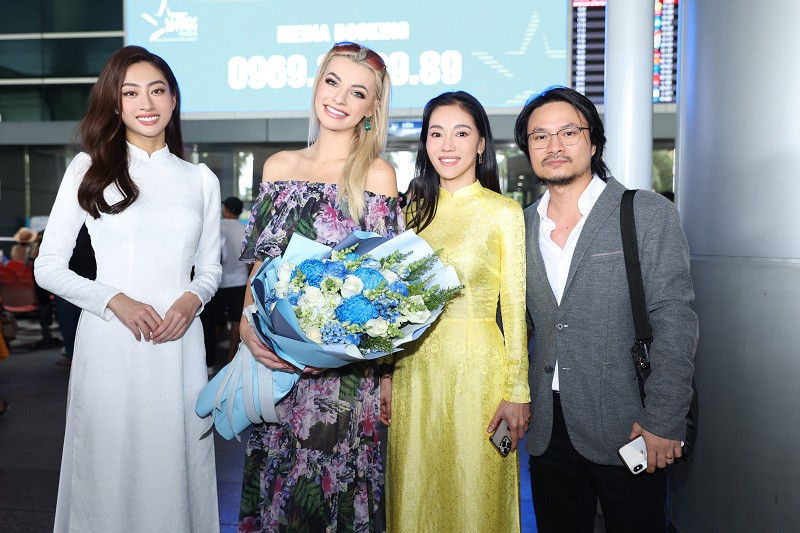 Đương kim Miss World Vietnam 2019 Lương Thuỳ Linh, “bà trùm hoa hậu” Phạm Kim Dung cùng Tổng đạo diễn Hoàng Nhật Nam đã có mặt tại sân bay từ sớm để đón chào vị khách mời quốc tế vô cùng đặc biệt lần này.