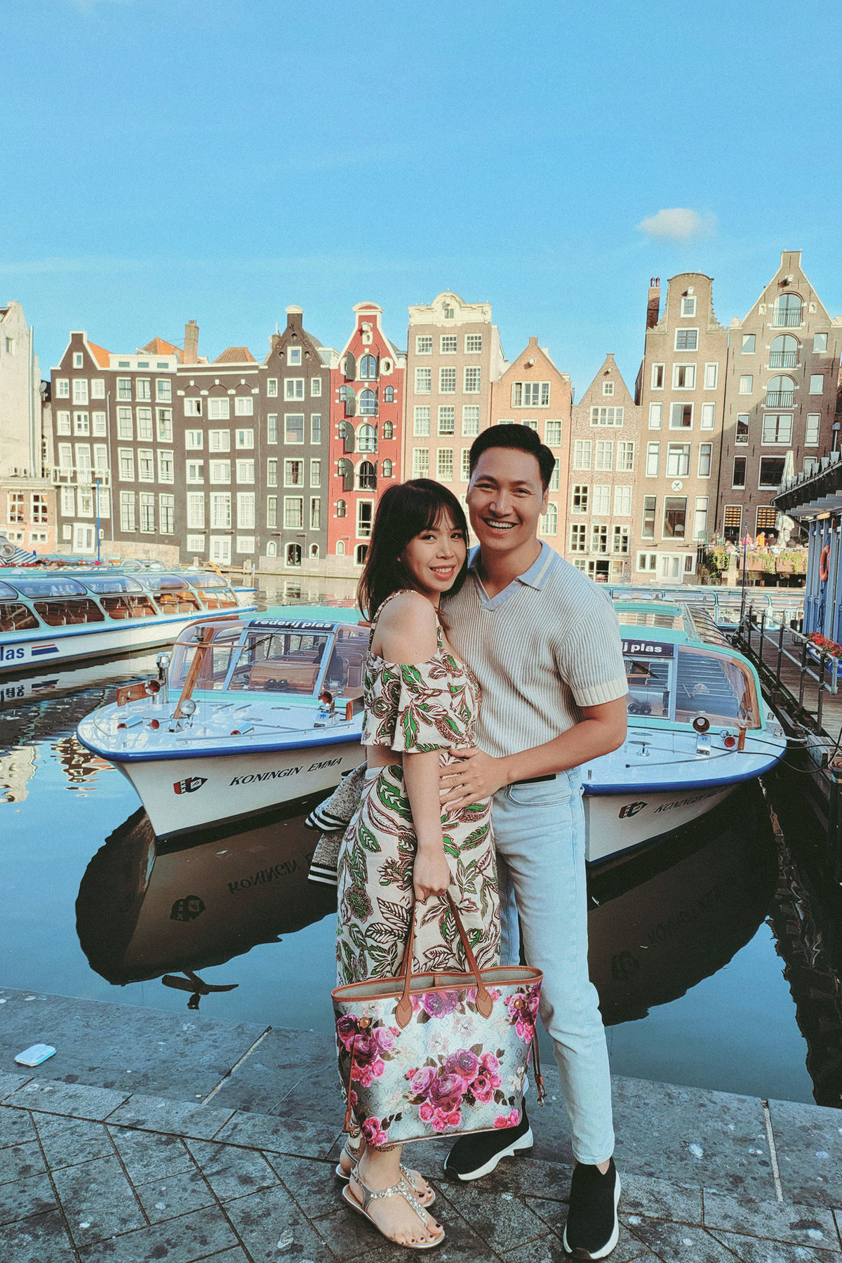 Nam diễn viên nâng niu vợ bầu khi hộ tống cô đi du lịch.