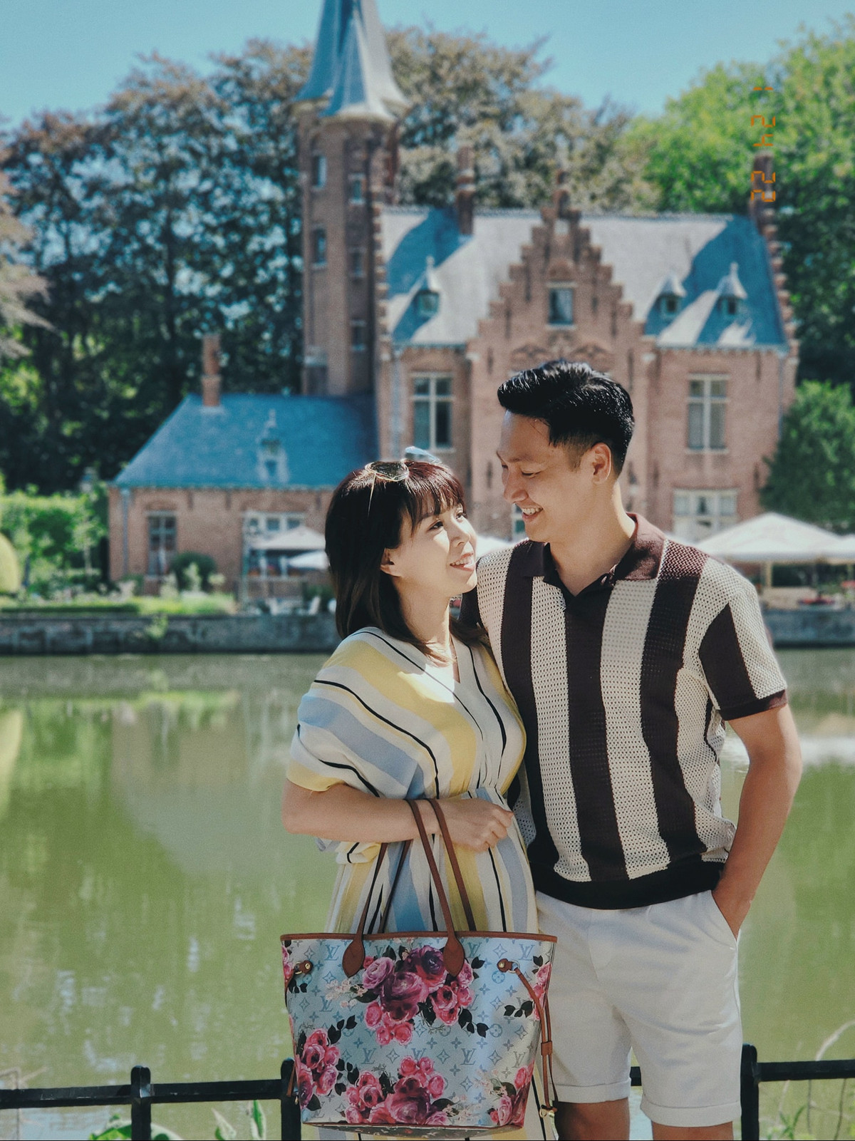 Mạnh Trường cưới vợ từ năm 23 tuổi. Bà xã của anh là Lan Phương, bạn học cùng trường, bằng tuổi với Mạnh Trường.