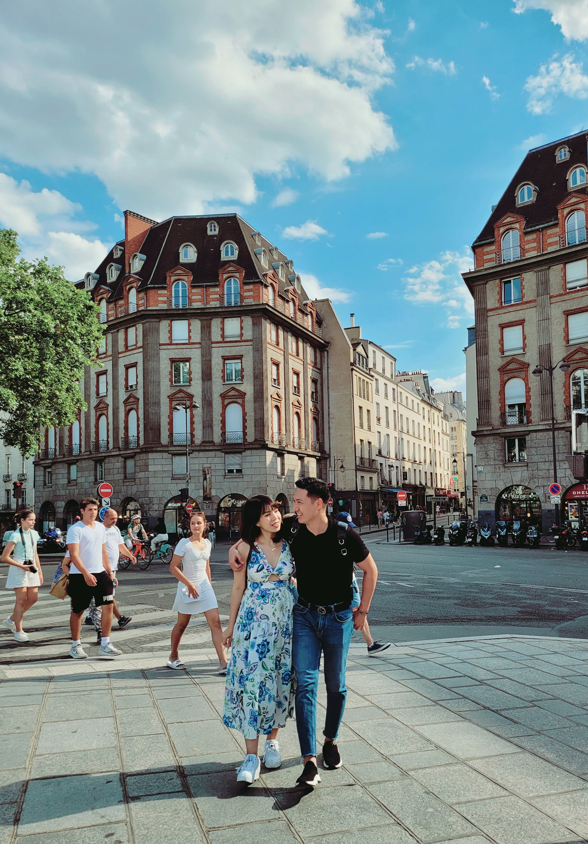 Tình cảm, sự quan tâm của cặp đôi dành cho nhau khiến nhiều người ngưỡng mộ.