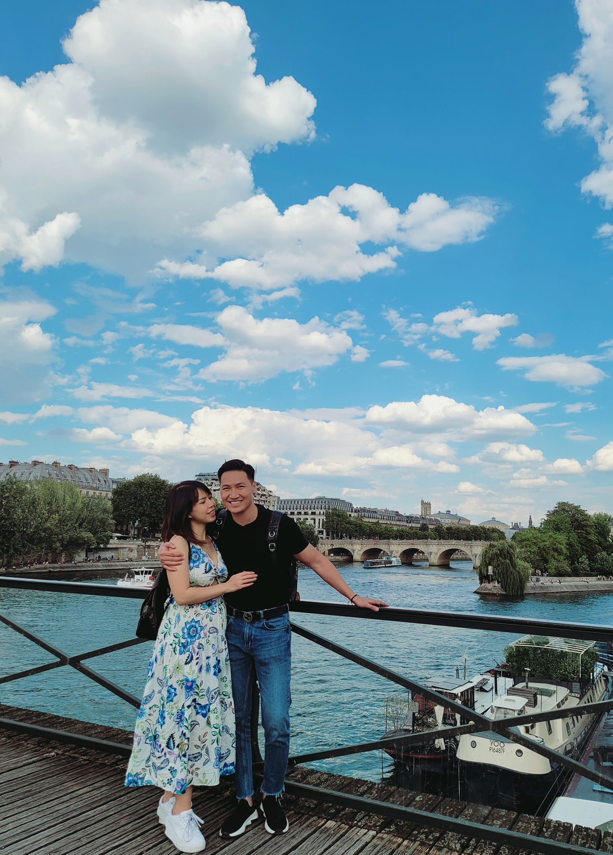 Nam diễn viên dành nhiều thời gian cho bà xã khi cô mang bầu. Ngoài những ngày đi đóng phim, quay quảng cáo, Mạnh Trường tranh thủ thời gian đưa vợ con đi du lịch.