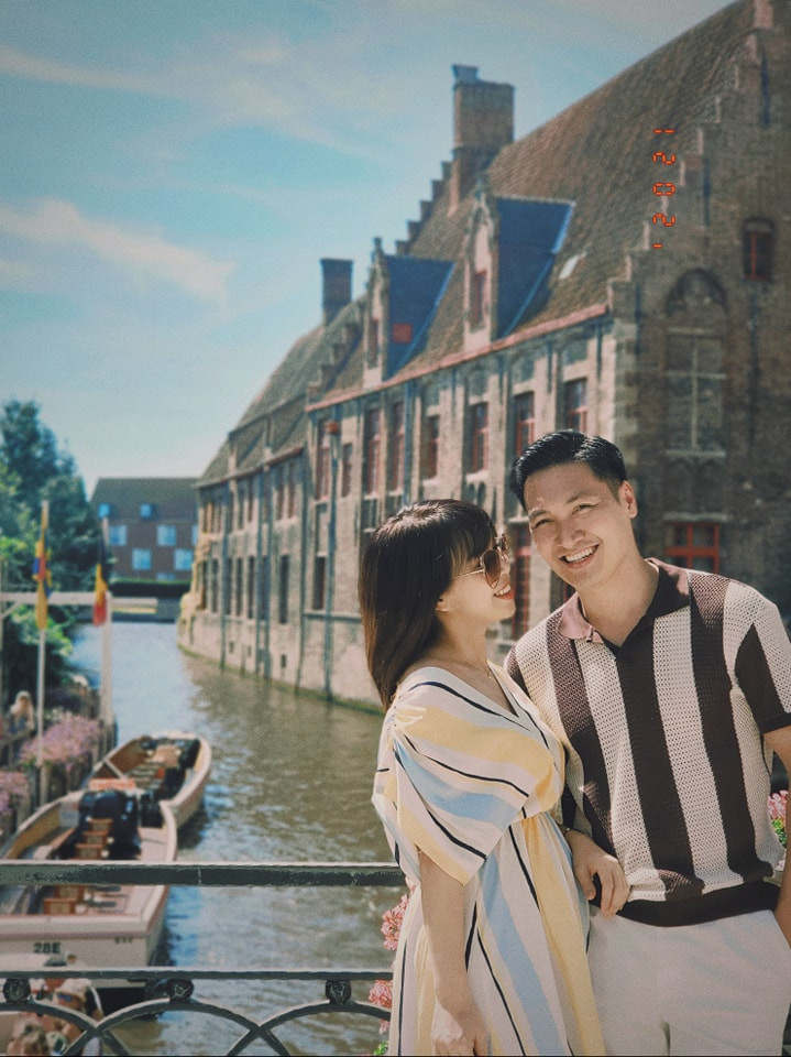 Khoảnh khắc "tình bể bình" của Mạnh Trường và bà xã gây sốt.