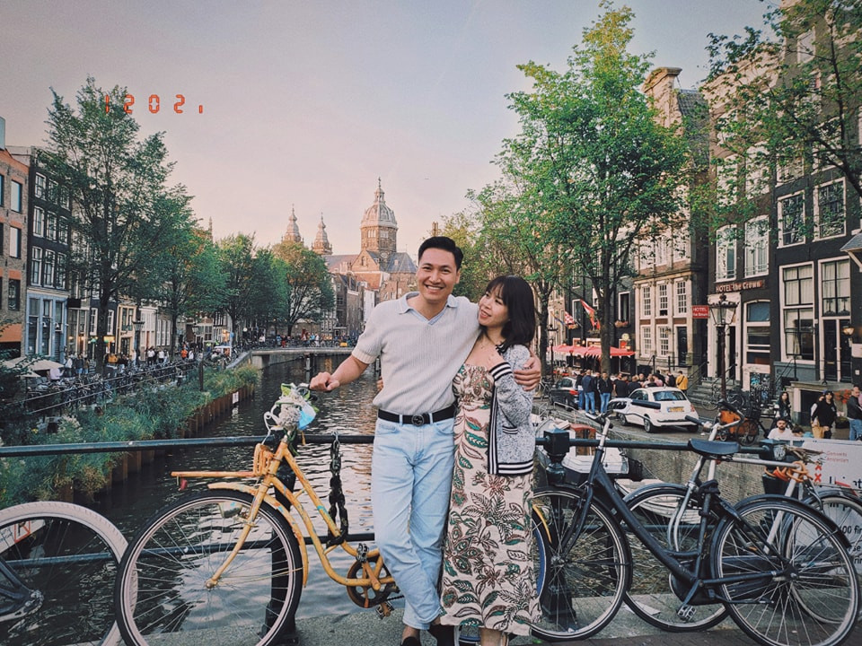 Vợ chồng Mạnh Trường đang có chuyến du lịch châu Âu. Mới nhất nam diễn viên khoe loạt ảnh ở Hà Lan kèm chia sẻ: "Bình minh ở Amsterdam".