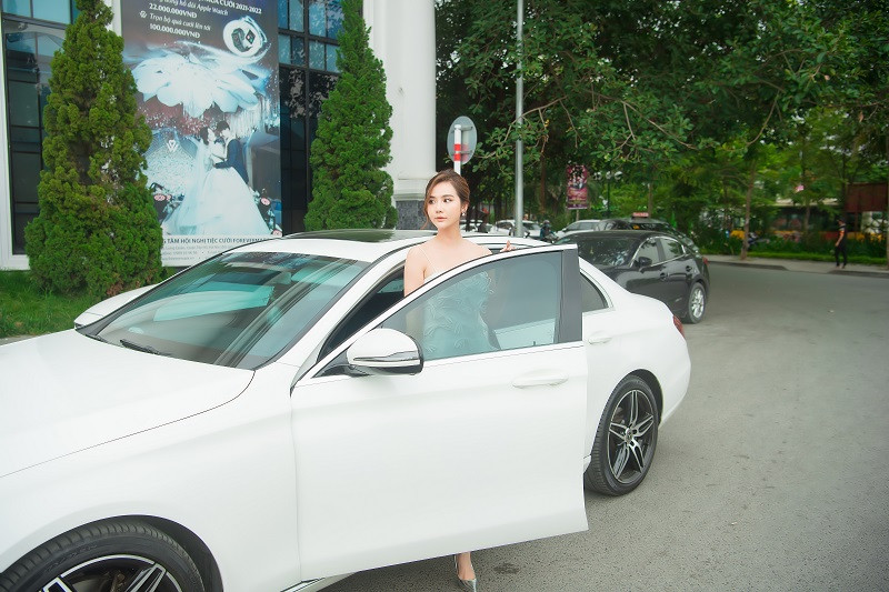 Nữ diễn viên "Thương ngày nắng về" tự lái xe đến tham gia chương trình. Sự xuất hiện của cô bên chiếc xe màu trắng gây ấn tượng.