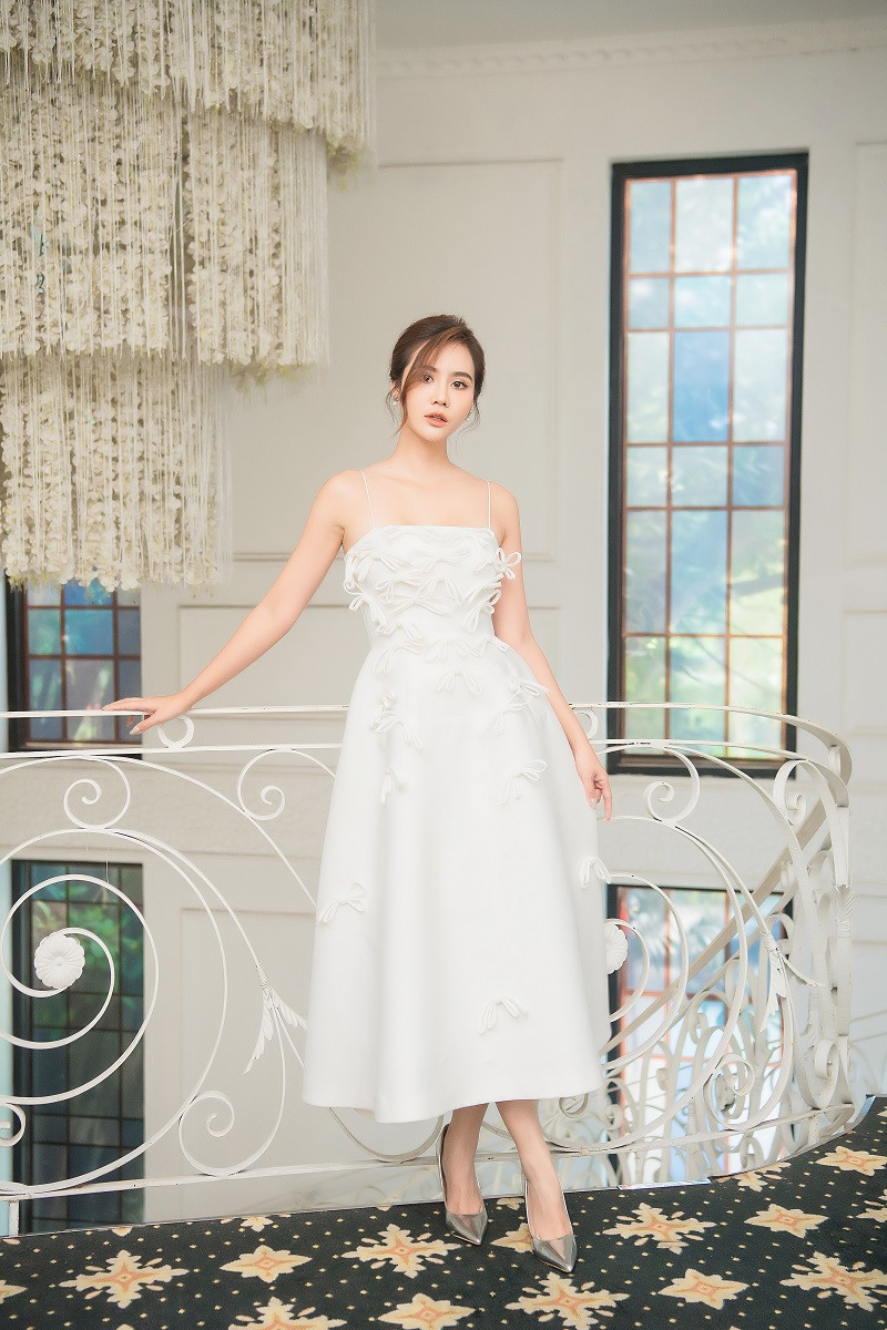 Nữ diễn viên có xu hướng thích màu trắng và những gam màu đơn sắc, nhã nhặn.