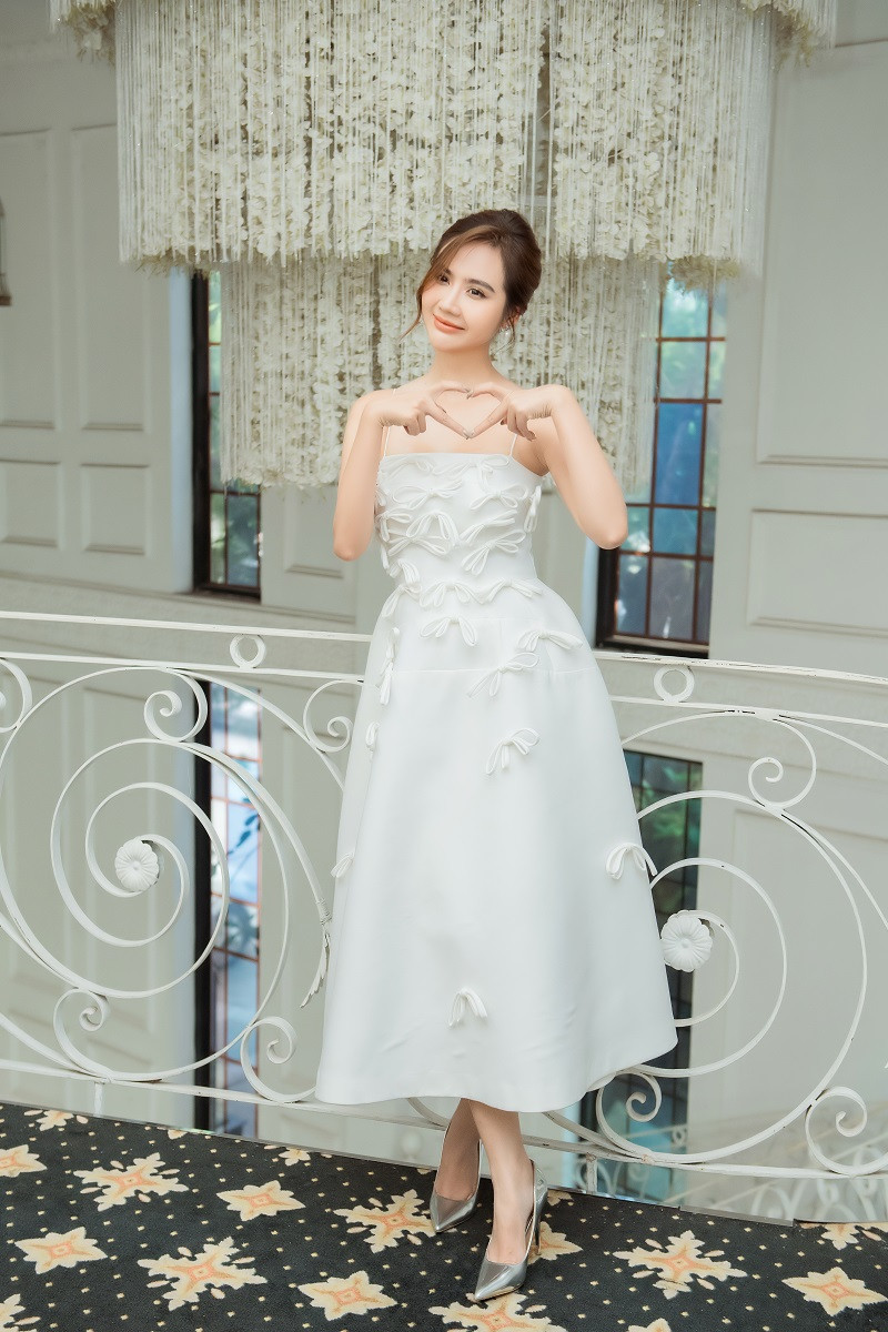 Huyền Lizzie được ngợi khen thuộc top diễn viên mặc đẹp hàng đầu phim truyền hình Việt. Ngoài đời cô hướng đến gu thời trang thanh lịch, sang trọng nhưng không kém phần trẻ trung.