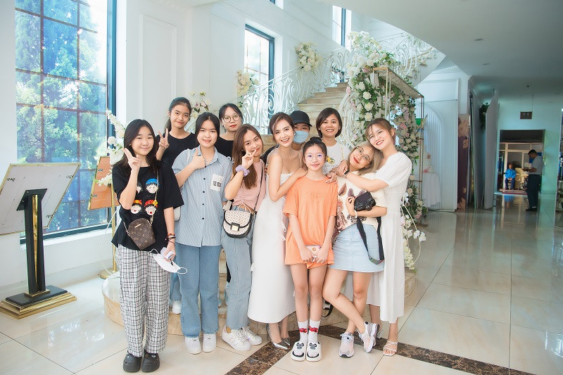 Phan Minh Huyền nói, sự hỗ trợ của người thân suốt một năm qua vô cùng quý giá đối với cô, nhờ vậy cô mới có thể toàn tâm toàn ý để làm tốt vai Vân Trang của mình, giờ là lúc cô bù đắp cho họ.