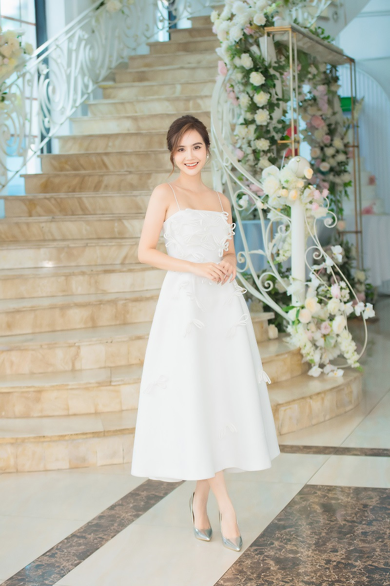 Tại sự kiện, Huyền Lizzie nhận được nhiều lời khen ngợi nhan sắc trẻ trung, xinh đẹp trong bộ váy trắng gợi cảm.