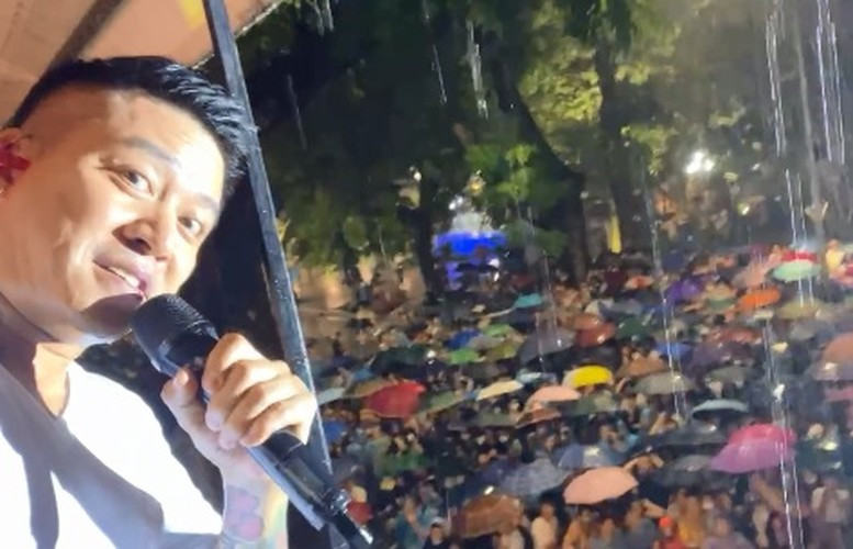 Hình ảnh Tuấn Hưng phấn khích biểu diễn trên ban công nhà riêng.