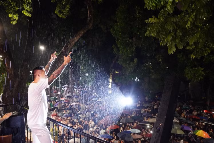 Nam ca sĩ chia sẻ, anh xúc động khi chứng kiến cảnh khán giả đội mưa đứng xem mình biểu diễn.