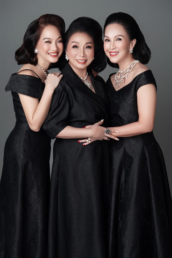 Nghệ sĩ Bạch Tuyết được phong tặng danh hiệu NSND năm 2012. Hiện, bà thường xuyên được mời biểu diễn, chấm thi ở các sân chơi uy tín dành cho nghệ thuật cải lương.