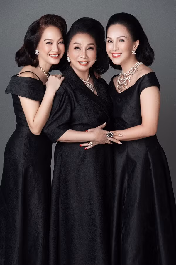 Nghệ sĩ Bạch Tuyết được phong tặng danh hiệu NSND năm 2012. Hiện, bà thường xuyên được mời biểu diễn, chấm thi ở các sân chơi uy tín dành cho nghệ thuật cải lương.