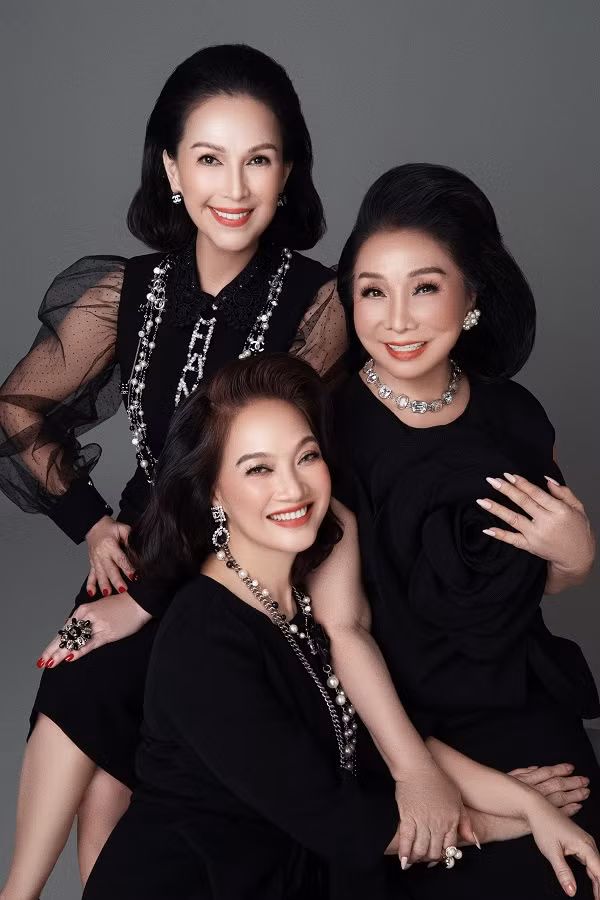 NTK Đỗ Mạnh Cường chia sẻ: “Cả 3 nghệ sĩ đều là những người phụ nữ thành công, được khán giả mến mộ, có đời sống viên mãn. Đó cũng là hình ảnh phụ nữ tạo cho tôi nhiều cảm hứng trong việc thiết kế".