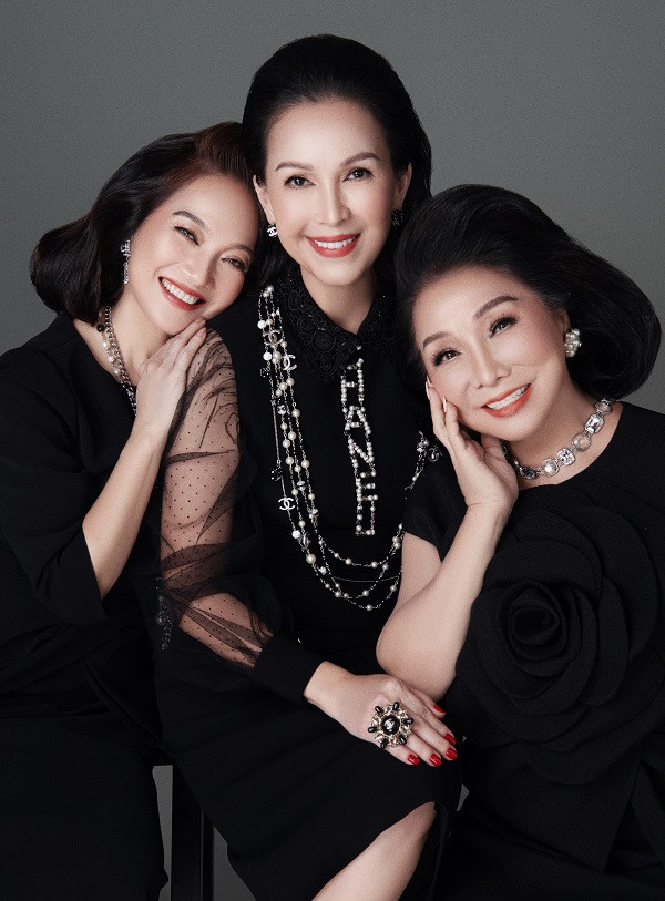 Trong bộ ảnh, nghệ sĩ Bạch Tuyết diện thiết kế thanh lịch, tóc chải phồng, trang điểm trẻ trung. Đây cũng là lần đầu tiên NSND Bạch Tuyết thay đổi phong cách với trang phục của NTK Đỗ Mạnh Cường.