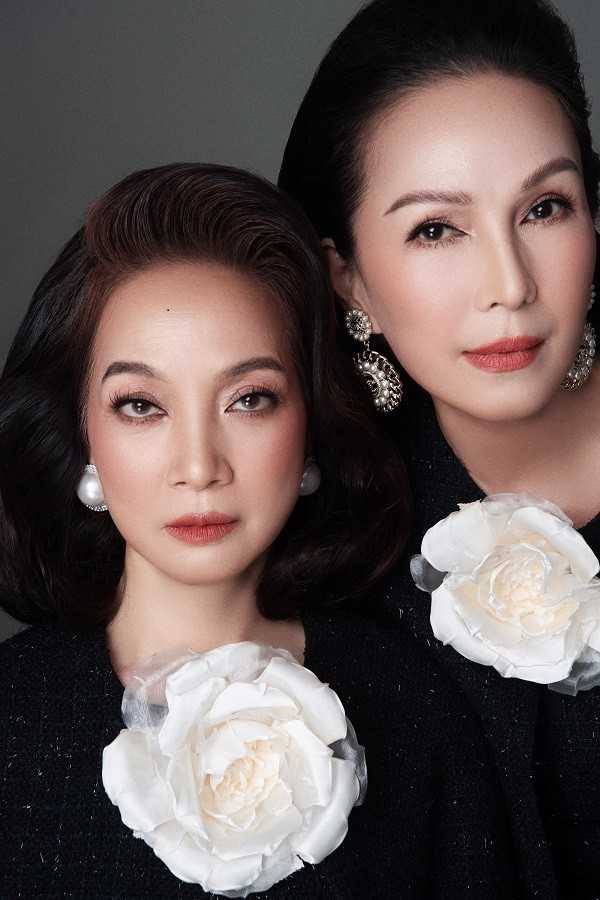 Cả hai diện trang phục của NTK Đỗ Mạnh Cường. Với gam màu trắng, đen làm chủ đạo, các trang phục giúp tôn thêm vẻ sang trọng, quý phái của hai nghệ sĩ nổi tiếng.