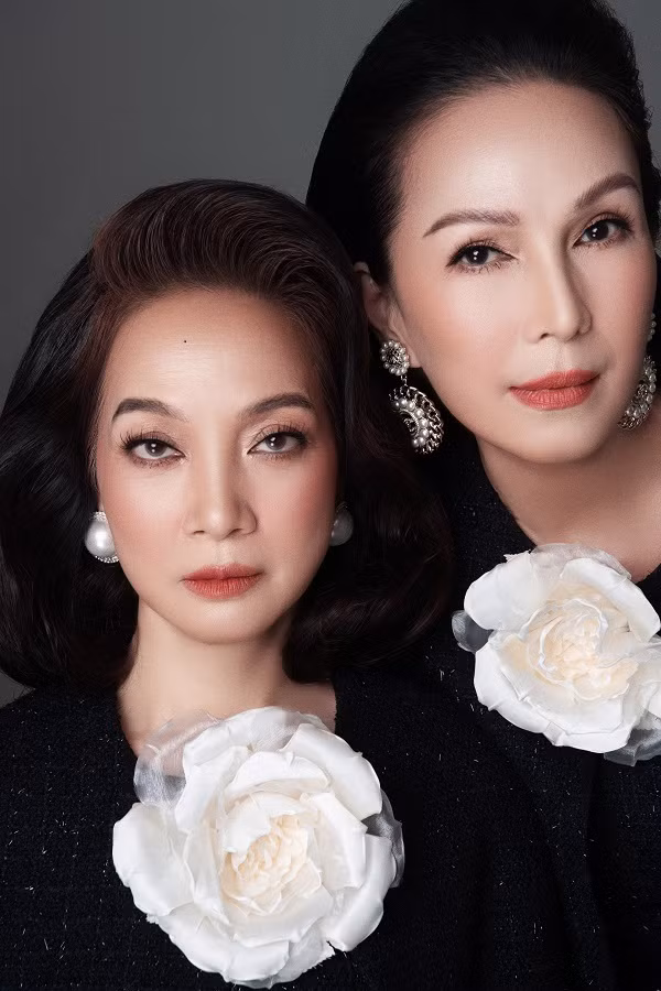 Cả hai diện trang phục của NTK Đỗ Mạnh Cường. Với gam màu trắng, đen làm chủ đạo, các trang phục giúp tôn thêm vẻ sang trọng, quý phái của hai nghệ sĩ nổi tiếng.