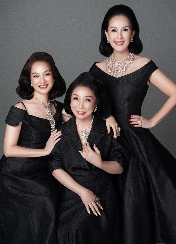 Cùng với NSND Lê Khanh, Diễm My, bộ ảnh còn có sự xuất hiện của NSND Bạch Tuyết - tên tuổi gạo cội trong làng cải lương Việt Nam.