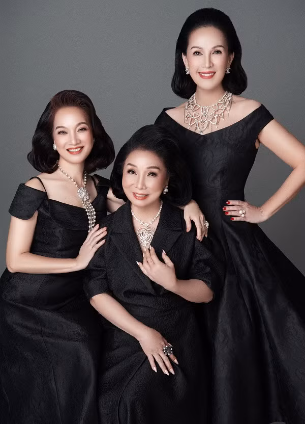 Cùng với NSND Lê Khanh, Diễm My, bộ ảnh còn có sự xuất hiện của NSND Bạch Tuyết - tên tuổi gạo cội trong làng cải lương Việt Nam.