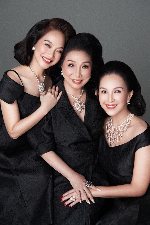 Trong sự nghiệp của mình, nghệ sĩ Bạch Tuyết đã đóng hàng chục vở cải lương, thu âm hàng trăm bài vọng cổ. Trong đó, các vai diễn nổi tiếng của bà có thể kể đến như: Thái hậu Dương Vân Nga, Kiều Nguyệt Nga, cô Lựu…