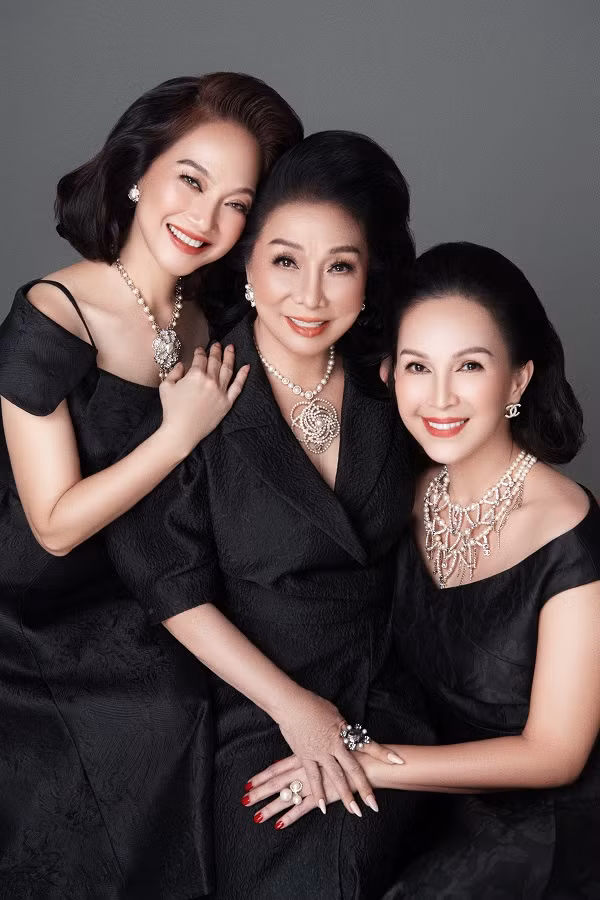 Trong sự nghiệp của mình, nghệ sĩ Bạch Tuyết đã đóng hàng chục vở cải lương, thu âm hàng trăm bài vọng cổ. Trong đó, các vai diễn nổi tiếng của bà có thể kể đến như: Thái hậu Dương Vân Nga, Kiều Nguyệt Nga, cô Lựu…