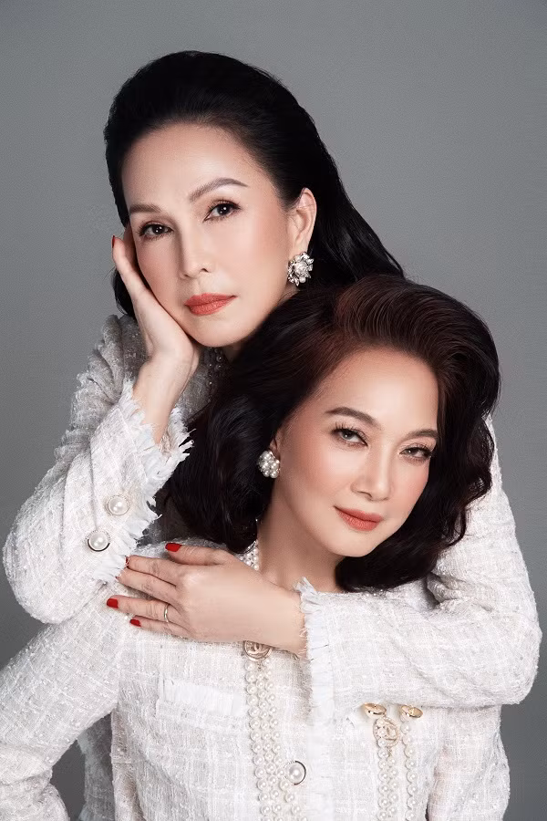 Lê Khanh là một trong những nghệ sĩ gạo cội của làng kịch nghệ, phim ảnh. Cô cũng là nghệ sĩ hiếm hoi được phong tặng danh hiệu NSND khi tuổi đời còn rất trẻ. Sau nhiều năm rời xa màn ảnh rộng, gần đây, Lê Khanh tái xuất với dự án "Gái già lắm chiêu" và tạo được tiếng vang.