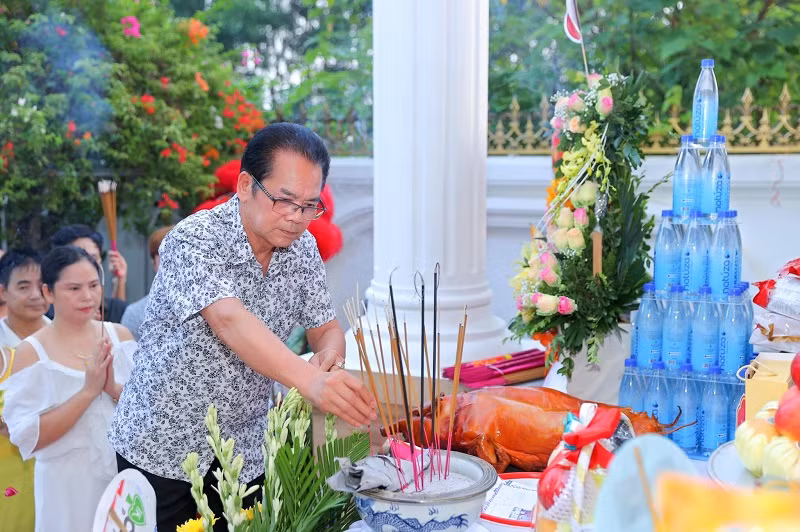 NSND Trần Nhượng dâng hương tạ ơn Tổ nghiệp.