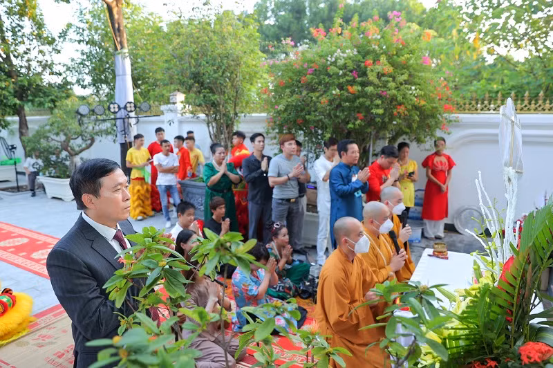 Dan sao du le gio To nghe tai nha vuon cua Quang Teo