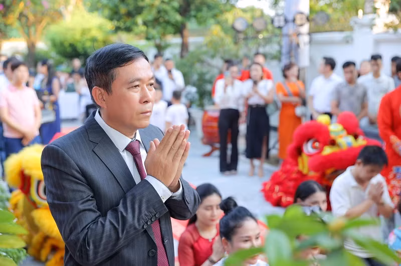 NSƯT Đỗ Kỷ tham gia sự kiện. Nam diễn viên gạo cội thay mặt các nghệ sĩ đọc văn tế Tổ nghề sân khấu.