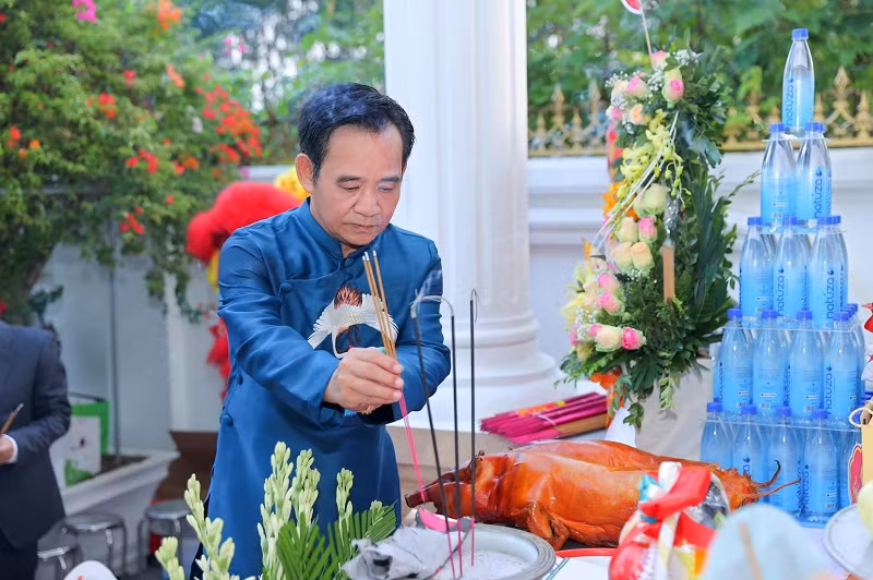 Theo chia sẻ của nghệ sĩ Quang Tèo, buổi lễ là dịp để anh bày tỏ lòng biết ơn thành kính đến Tổ nghiệp.