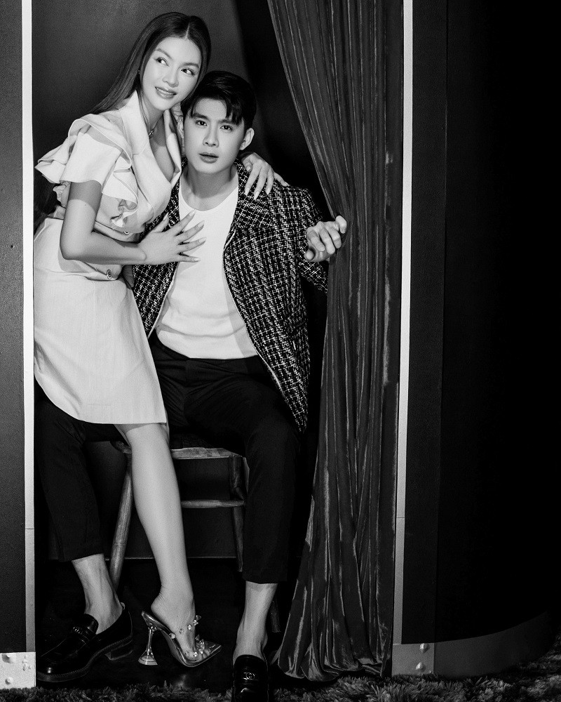 Mát tay kết hợp là thế nhưng người đẹp vẫn thông báo "để ngỏ vườn hồng", thậm chí lên truyền hình tìm người yêu.