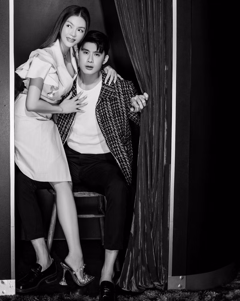 Mát tay kết hợp là thế nhưng người đẹp vẫn thông báo "để ngỏ vườn hồng", thậm chí lên truyền hình tìm người yêu.