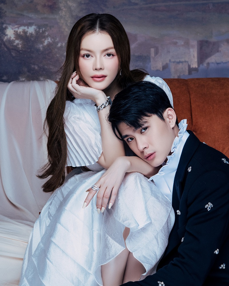 Dù chênh lệch tuổi tác và lần đầu làm việc chung, cặp đôi Lý Nhã Kỳ - Hoàng Trung vẫn thể hiện được sự ăn ý ở cả những cảnh thân mật, nắm tay tình tứ...